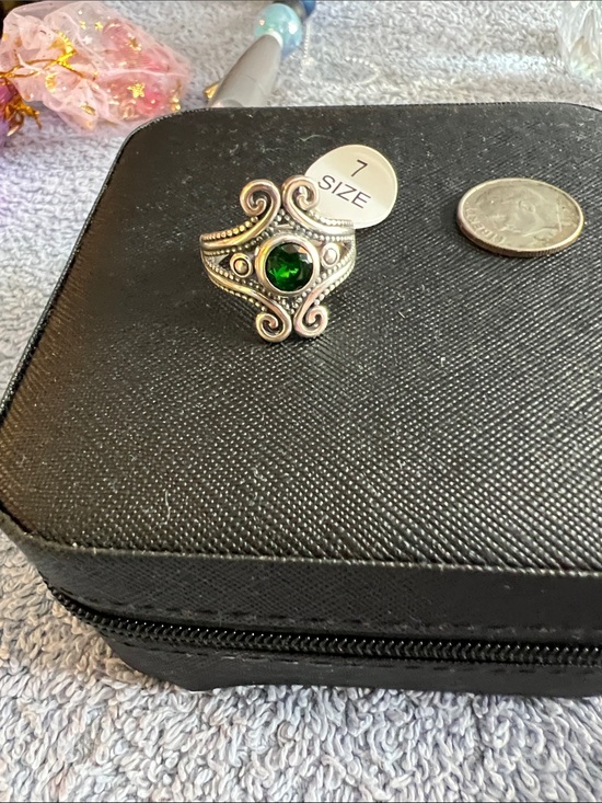 Jewelry - Sterling silver Green cz Scrollwork Statement Ring - Size 7